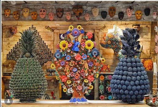 Árbol de la vida de barro policromado entre piñas escultóricas