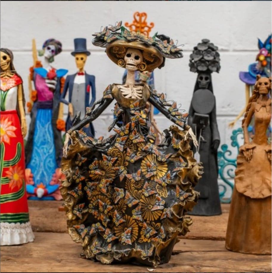 Catrina artesanal de barro con vestido de mariposas monarca