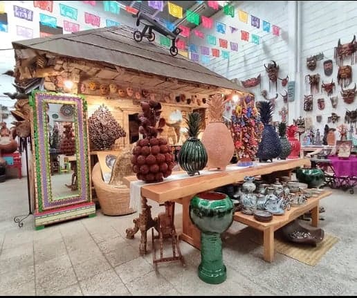 Vista amplia de la galería con piezas de colección