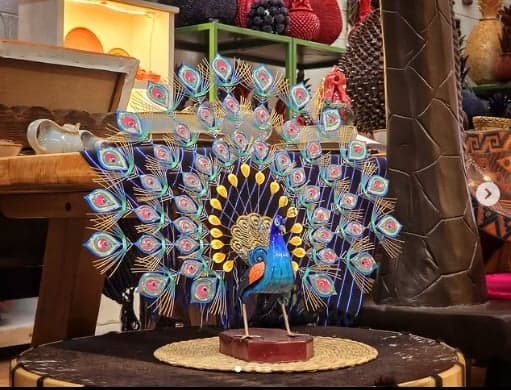 Pavorreal artesanal con plumaje de chaquira multicolor